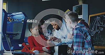 Lehrer mit der Klasse, die Ingenieurwissenschaft bespricht stock footage Lehrer mit der Klasse, die Ingenieurwissenschaft bespricht stock footage