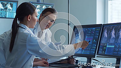 Lekarze medycyny pracujący w gabinecie szpitalnym, wykonujący badania komputerowe. koncepcja opieki zdrowotnej i technologii medyc zdjęcie wideo Lekarze medycyny pracujący w gabinecie szpitalnym, wykonujący badania komputerowe. koncepcja opieki zdrowotnej i technologii medyc zdjęcie wideo