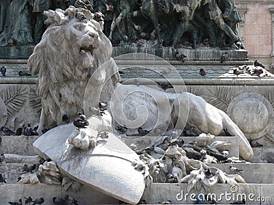 Leon con i piccioni, Milano (Italia) Stock Photo