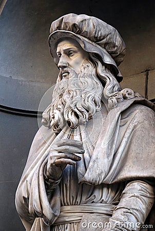 Leonardo da Vinci, statue in the Niches of the Uffizi Colonnade in Florence Stock Photo