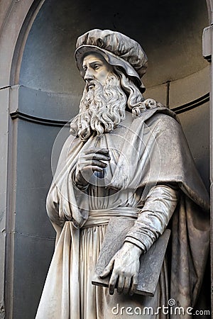 Leonardo da Vinci, statue in the Niches of the Uffizi Colonnade in Florence Stock Photo