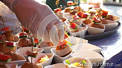 Les affaires de restauration visuelles, main de chef avec le gant préparent la nourriture de cocktail clips vidéos Les affaires de restauration visuelles, main de chef avec le gant préparent la nourriture de cocktail clips vidéos