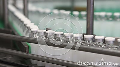 Les bouteilles avec des drogues sur le convoyeur rayent dans l'usine pharmaceutique Les bouteilles avec des drogues sur le convoyeur rayent dans l'usine pharmaceutique