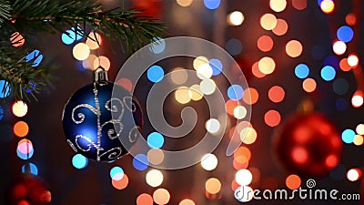 Les décorations de Noël sur l'arbre, la branche, fond de bokeh, hors focale s'allume banque de vidéos Les décorations de Noël sur l'arbre, la branche, fond de bokeh, hors focale s'allume banque de vidéos