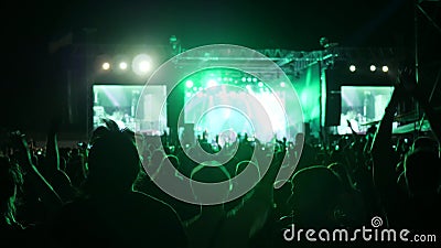 Les fans sautent et dansent au concert, mains de ondulation d'assistance enthousiaste au festival de roche, bras augmentés de la banque de vidéos Les fans sautent et dansent au concert, mains de ondulation d'assistance enthousiaste au festival de roche, bras augmentés de la banque de vidéos