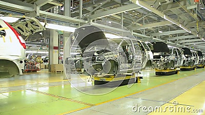 Les gens travaillent à l'ensemble des voitures Lada Kalina sur le convoyeur de l'usine AutoVAZ, le 30 septembre 2011 dans Togliat Les gens travaillent à l'ensemble des voitures Lada Kalina sur le convoyeur de l'usine AutoVAZ, le 30 septembre 2011 dans Togliat