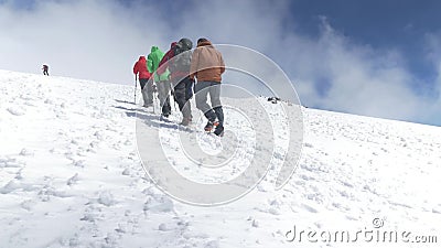 Les grimpeurs montent jusqu'au dessus sur une pente neigeuse un beau jour ensoleillé Le mont Elbrouz, mouvement lent de Caucase banque de vidéos Les grimpeurs montent jusqu'au dessus sur une pente neigeuse un beau jour ensoleillé Le mont Elbrouz, mouvement lent de Caucase banque de vidéos