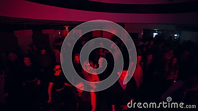 Les hommes et les femmes dansent aux bruits de la musique dans la boîte de nuit Tir de potence banque de vidéos Les hommes et les femmes dansent aux bruits de la musique dans la boîte de nuit Tir de potence banque de vidéos