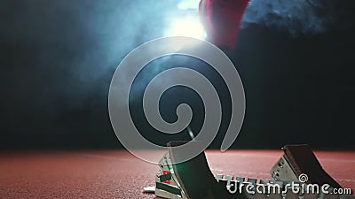 Les jambes en gros plan dans des athlètes d'espadrilles sont les protections courantes sur la voie des sports complexes et foncti banque de vidéos Les jambes en gros plan dans des athlètes d'espadrilles sont les protections courantes sur la voie des sports complexes et foncti banque de vidéos