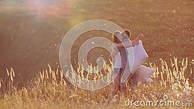 Les jeunes couples ont follement l'amusement Une femme bat son oreiller avec un ami, plumes volent Combat contre banque de vidéos Les jeunes couples ont follement l'amusement Une femme bat son oreiller avec un ami, plumes volent Combat contre banque de vidéos