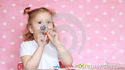 La Petite Fille Douce Chante Une Chanson Avec Un Anniversaire Felicitations Les Vacances D Un Enfant Drole Clips Videos Video Du Mignon Visage