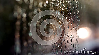 Les lumi?res de la ville de nuit Verre de Misted Gouttes de pluie liquides sur la fen?tre Feux de signalisation automatiques Defo banque de vidéos Les lumi?res de la ville de nuit Verre de Misted Gouttes de pluie liquides sur la fen?tre Feux de signalisation automatiques Defo banque de vidéos