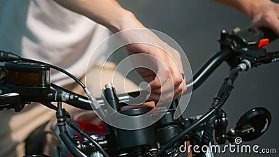 Les mains de l'europe tiennent le volant de la moto tandis qu'il touche le levier de frein tournant clé d'allumage banque de vidéos Les mains de l'europe tiennent le volant de la moto tandis qu'il touche le levier de frein tournant clé d'allumage banque de vidéos