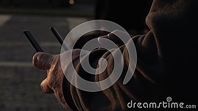 Les mains du ` s d'opérateur sont un véhicule aérien téléguidé avec un à télécommande clips vidéos Les mains du ` s d'opérateur sont un véhicule aérien téléguidé avec un à télécommande clips vidéos