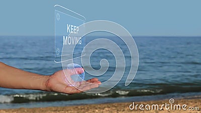 Les mains masculines sur la plage tiennent un hologramme conceptuel avec le déplacement Keep des textes banque de vidéos Les mains masculines sur la plage tiennent un hologramme conceptuel avec le déplacement Keep des textes banque de vidéos