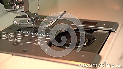Les mains remplacent la main de la femme de threada de bobine insère le boítier de bobine sous la plaque d'accrochage. clips vidéos Les mains remplacent la main de la femme de threada de bobine insère le boítier de bobine sous la plaque d'accrochage. clips vidéos