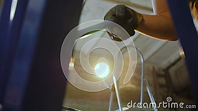 Les mécaniciens automobiles utilisent une mini grue pour tirer le moteur hors du capot du ` s de voiture banque de vidéos Les mécaniciens automobiles utilisent une mini grue pour tirer le moteur hors du capot du ` s de voiture banque de vidéos