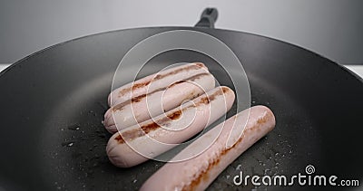 Les saucisses rôties grillent au ralenti sur le plat chaud, la viande de cuisson, la restauration rapide à la maison, la fabricat banque de vidéos Les saucisses rôties grillent au ralenti sur le plat chaud, la viande de cuisson, la restauration rapide à la maison, la fabricat banque de vidéos