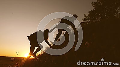Les touristes grimpent la montagne au coucher du soleil, se tenant la main un voyageur mâle tient la main à une voyageuse grimpan banque de vidéos Les touristes grimpent la montagne au coucher du soleil, se tenant la main un voyageur mâle tient la main à une voyageuse grimpan banque de vidéos