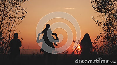 Les touristes heureux de famille vont en randonnée silhouette de temporarisation du parc. Concept de parcours aventure. Travail d' clips vidéos Les touristes heureux de famille vont en randonnée silhouette de temporarisation du parc. Concept de parcours aventure. Travail d' clips vidéos