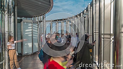 Les touristes rencontrent le lever de soleil à la plate-forme d'observation sur le plancher 125 du timelapse de tour de Burj Khal banque de vidéos Les touristes rencontrent le lever de soleil à la plate-forme d'observation sur le plancher 125 du timelapse de tour de Burj Khal banque de vidéos