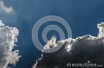 leuchtende dunkle wolken am himmel Stock Photo