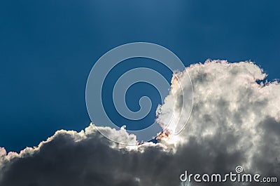 leuchtende wolken am blauen himmel Stock Photo