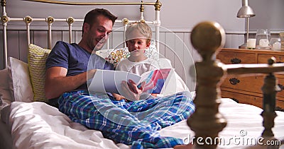 Libro di And Son Reading del padre a letto insieme Libro di And Son Reading del padre a letto insieme
