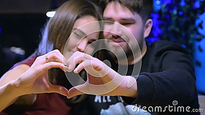 Lieben Sie, die romantischen jungen Paare, die Herzform mit ihren Händen bilden Valentinsgruß ` s Tageskonzept stock footage Lieben Sie, die romantischen jungen Paare, die Herzform mit ihren Händen bilden Valentinsgruß ` s Tageskonzept stock footage