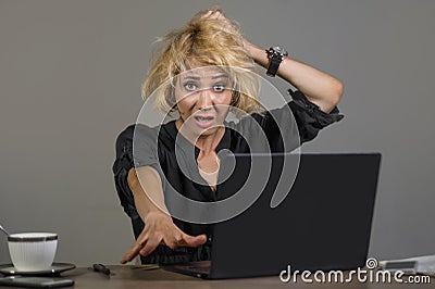 Lifestyle portrait of young stressed and messy business woman working at office laptop computer desk feeling tired and overwhelmed Stock Photo