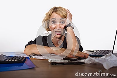 Lifestyle portrait of young stressed and messy business woman working at office laptop computer desk feeling tired and overwhelmed Stock Photo