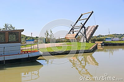 Lifting Bridge on the Kennet and Avon Canal, Wiltshire Editorial Stock Photo