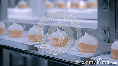 Ligne de production automatique de crème glacée dans le tissu laitier moderne banque de vidéos Ligne de production automatique de crème glacée dans le tissu laitier moderne banque de vidéos