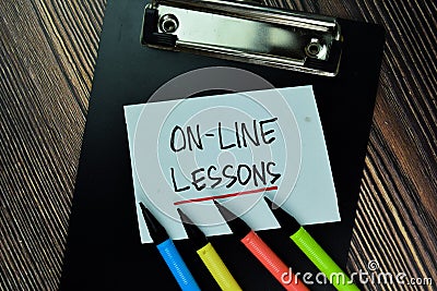 On-Line Lesson write on sticky note and isolated on Wooden Table. Educational Concept Stock Photo