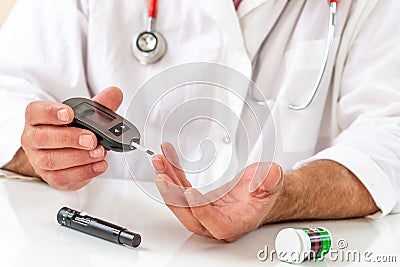 Telehealth education for diabetic patient. Doctor showing how to use medical kit for diabetes treatment Stock Photo
