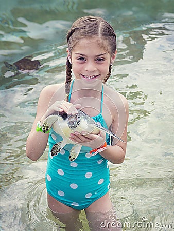 https://thumbs.dreamstime.com/x/little-girl-holding-baby-sea-turtle-smiling-young-standing-water-40718173.jpg