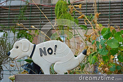 Little statue of a white dog saying no Stock Photo