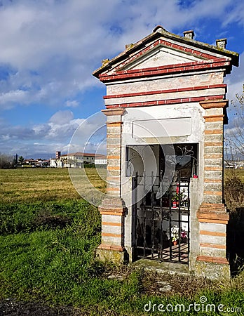 A little votive aedicule, in the Tuscan coutryside of Capannori Stock Photo