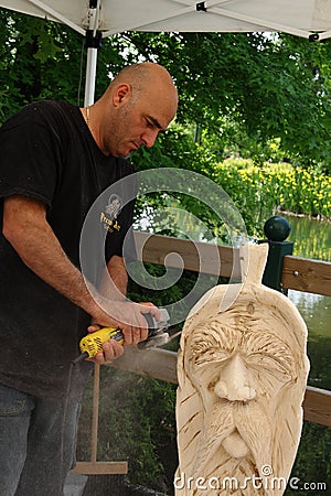 Live wood sculptures with Prem`Art Settala - Mi - Italia Editorial Stock Photo