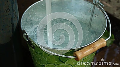Llene un cubo del agua potable Llene un cubo del agua potable