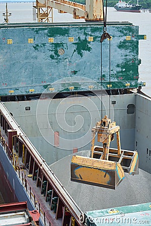Loading and dischargind operation of bulk cargo bauxite on bulk carrier ship using grab bucket Stock Photo