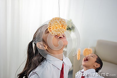 Lomba makan kerupuk Stock Photo
