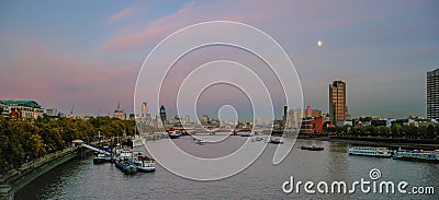 LONDON - NOVEMBER 12 : London skyline at dusk on November 12, 2005 Editorial Stock Photo