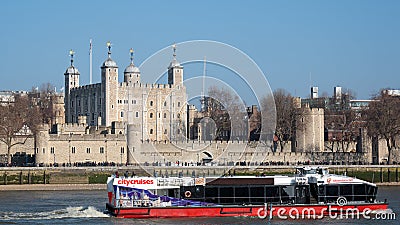LONDON/UK - FEBRUARY 13 : Tourist Boat Passing the Tower of London in London on February 13, 2017. Unidentified people Editorial Stock Photo