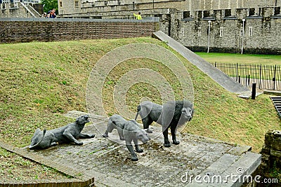 London, UK, July 2019. Lions on guard - wire sculptures by Kendra Haste. The old gate to the Tower of London. Stock Photo