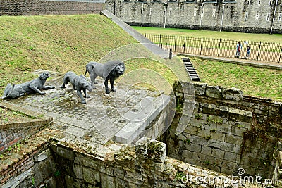 London, UK, July 2019. Lions on guard - wire sculptures by Kendra Haste. The old gate to the Tower of London. Stock Photo