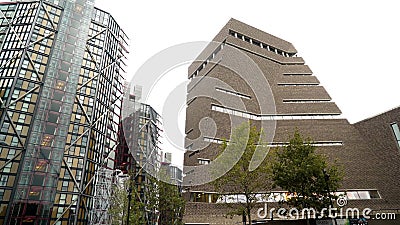 Londres, Grã-Bretanha-Setembro de 2019: Pessoas caminham em um distrito comercial com lindos arranha-céus modernos Ação Bonita filme Londres, Grã-Bretanha-Setembro de 2019: Pessoas caminham em um distrito comercial com lindos arranha-céus modernos Ação Bonita filme