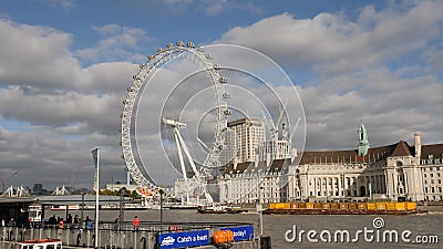 Londres, R-U - 20 octobre 2017 : En glissant le tir de Londres observez sur la rive sud de la Tamise, transitiion avec le poteau banque de vidéos Londres, R-U - 20 octobre 2017 : En glissant le tir de Londres observez sur la rive sud de la Tamise, transitiion avec le poteau banque de vidéos