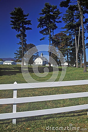 Long view of a Dutch Barn on Simmons Farm, Route 103, NY Stock Photo