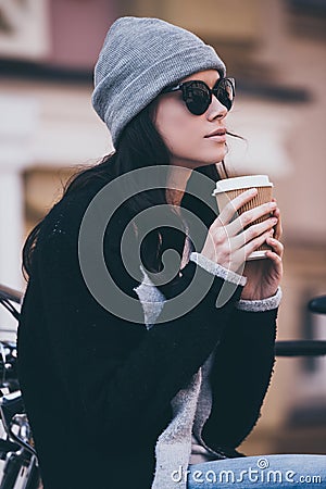 https://thumbs.dreamstime.com/x/looking-sky-side-view-beautiful-young-woman-sunglasses-holding-coffee-cup-away-sitting-outdoors-69710848.jpg